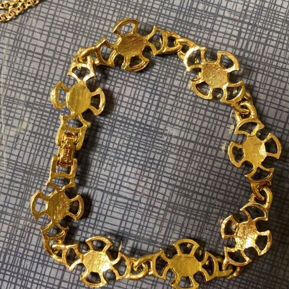 Avon Set of Bracelet, Earrings & Necklace Pendant - Picture 5 of 7